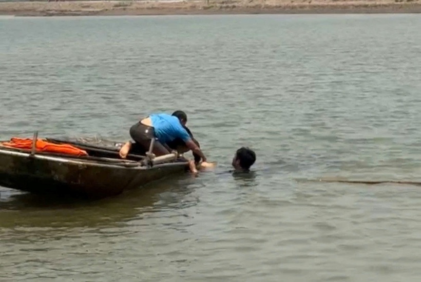 Lực lượng chức năng đã tìm thấy thi thể nam sinh. (Ảnh: VietnamNet)