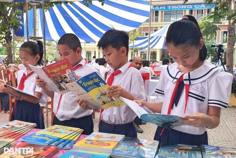 Học sinh tại xã Hòa Vang, thành phố Đà Nẵng được dùng sách giáo khoa miễn phí. Ảnh: Dân trí