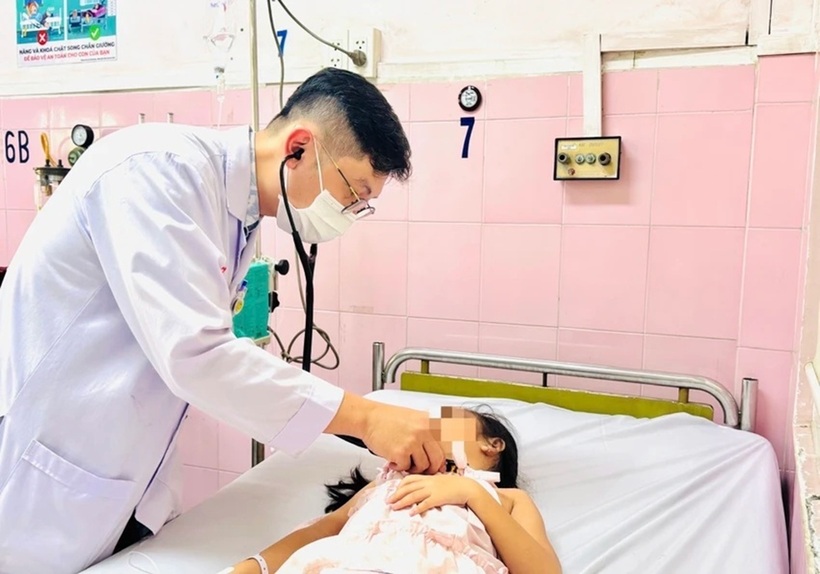 Một trong số bệnh nhi nghi ngộ độc thực phẩm đang điều trị tại Bệnh viện Nhân dân Gia Định. Ảnh: PLO