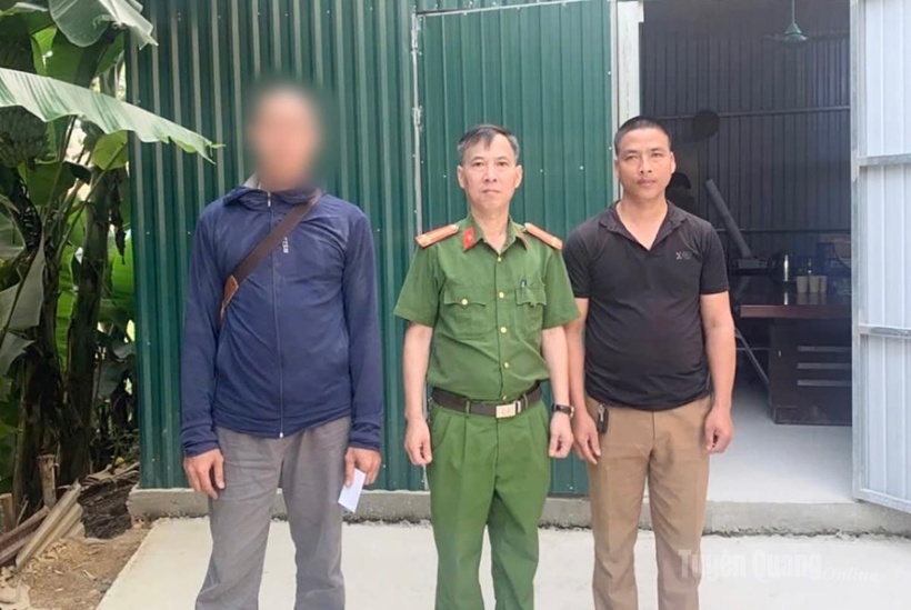 Anh Phàn Văn Đòng (ngoài cùng bên phải) đã thực hiện chuyển trả lại số tiền 250 triệu đồng cho người chuyển nhầm. (Ảnh: Báo Tuyên Quang)