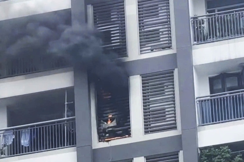 Đám cháy bùng phát tại khu vực hành lang chung cư ở phường Thạnh Mỹ Tây. (Ảnh: Dân trí)