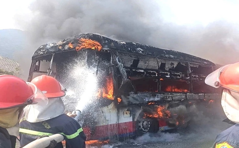 Cảnh sát dập lửa, tiếp cận đám cháy. (Ảnh: PC07 Khánh Hòa)