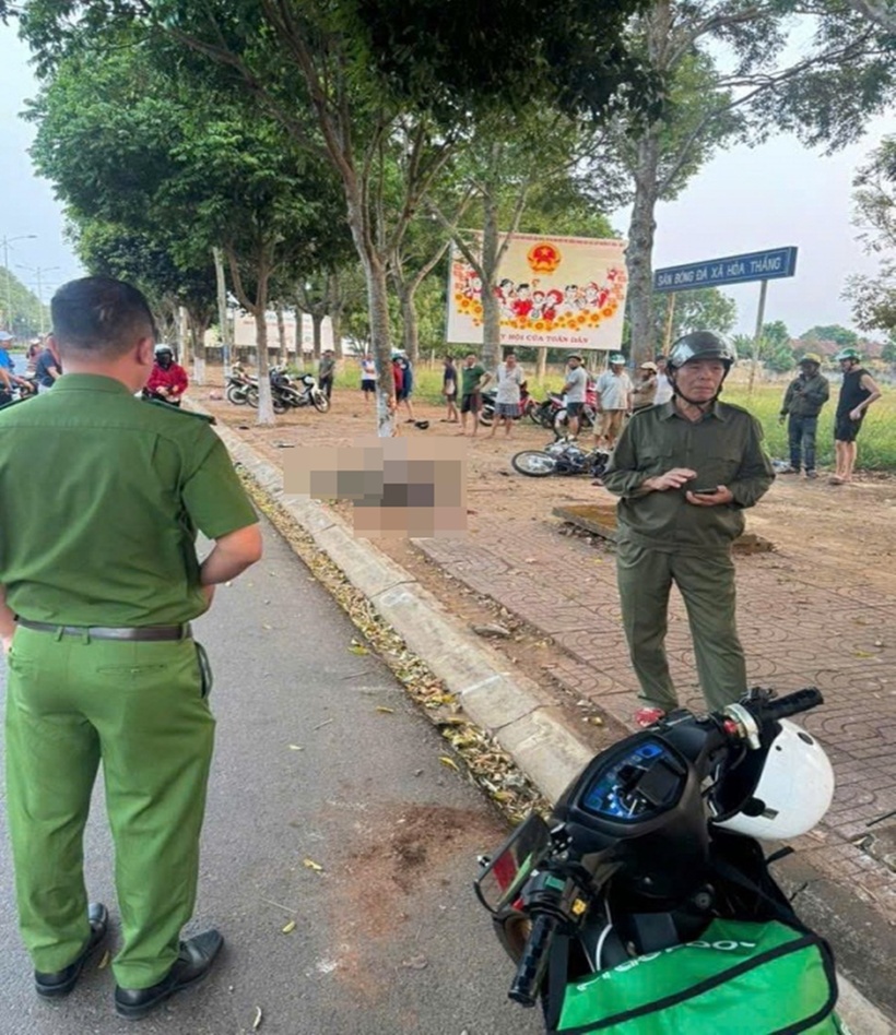 Lực lượng chức năng đang điều tra vụ tai nạn. (Ảnh: Công an nhân dân)