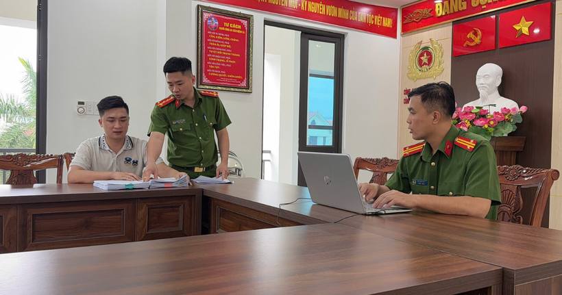 Công an phường Cam Đường làm việc với Đỗ Tiến Xuân tại trụ sở. (Ảnh: Công an Lào Cai)