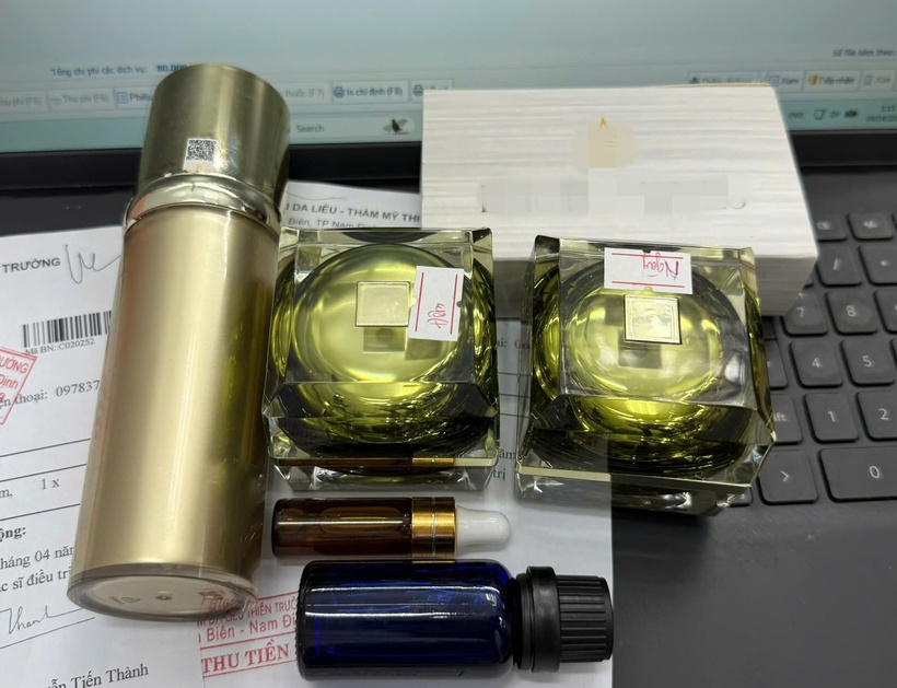 Những loại mỹ phẩm không nhãn mác được cô gái mang đến. Ảnh: BSCC