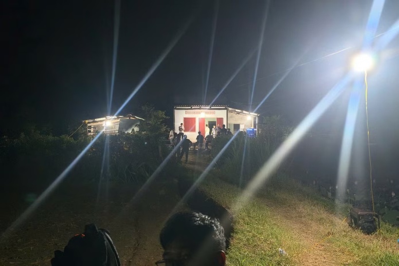 Theo thông tin ban đầu, căn nhà xảy ra vụ việc là của bà Trần Thị Đ. (67 tuổi, ở thôn Chánh Hóa, xã Cát Tiến, tỉnh Gia Lai; trước đây thuộc huyện Phù Cát, tỉnh Bình Định). Nhà bà Đ. có 4 người sinh sống gồm bà Đức, chị Trần Thị C. (37 tuổi) và 2 cháu ngoại của bà Đ. (SN 2011, đang học lớp 9) là Ngô Xuân H., Ngô Xuân H.. (Ảnh: Tiền phong)