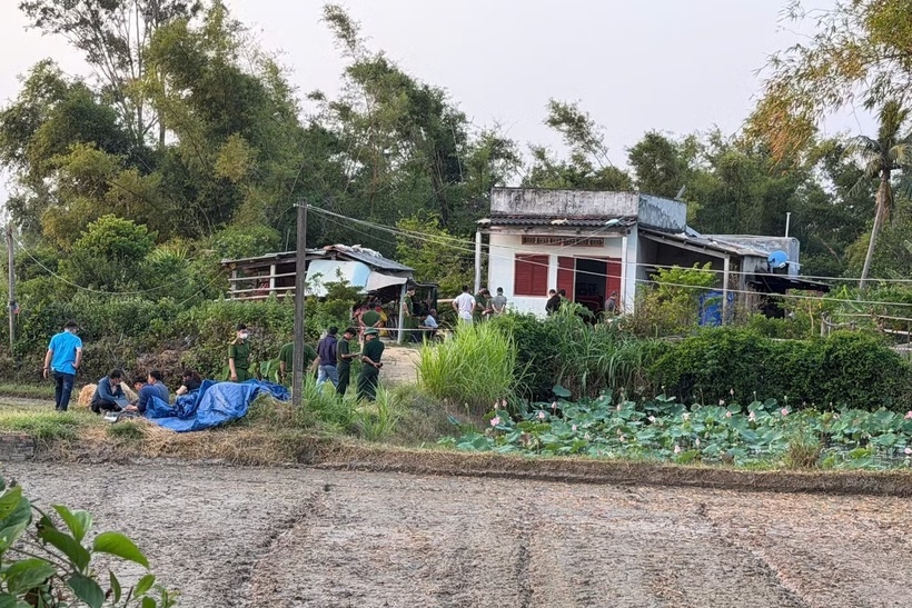 Phát hiện vụ việc, người dân xung quanh nhanh chóng báo tin cho cơ quan chức năng. Nhận được tin báo, lực lượng công an đã khẩn trương có mặt tại hiện trường, điều tra làm rõ. (Ảnh: Tiền phong)