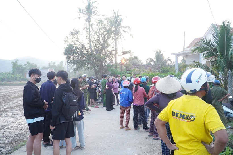 Hiện cơ quan chức năng địa phương vẫn đang phong tỏa hiện trường phối hợp các đơn vị nghiệp vụ Công an tỉnh Gia Lai tiến hành khám nghiệm hiện trường, khám nghiệm tử thi. Nguyên nhân vụ cháy nhà tại xã Cát Tiến đang tiếp tục được điều tra, làm rõ. (Ảnh: Thanh niên)