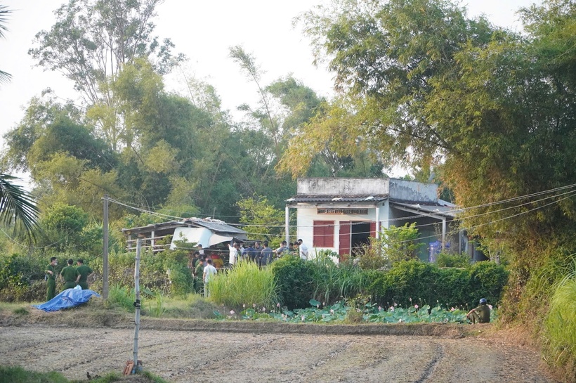 Một số người dân sống gần hiện trường, trước khi vụ việc được phát hiện, họ có nghe thấy nhiều tiếng nổ lớn. Dù xuất hiện nghi vấn liên quan đến sự cố điện, nhưng đến thời điểm này, nguyên nhân cụ thể vẫn chưa được xác định. (Ảnh: Thanh niên)