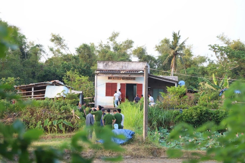 Cơ quan chức năng đang phong tỏa hiện trường vụ phát hiện nhiều thi thể cháy xém. (Ảnh: Thanh niên)