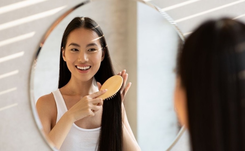 Chải tóc không chỉ đơn thuần là một bước làm đẹp mà còn mang lại nhiều lợi ích quan trọng cho sức khỏe tóc và da đầu.
