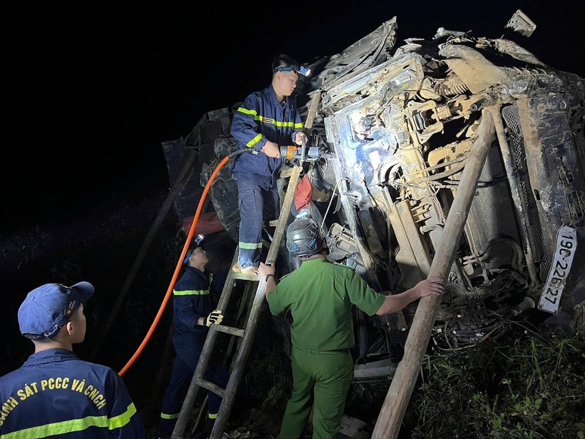 Cảnh sát PCCC và CNCH, Công an tỉnh Tuyên Quang sử dụng máy chuyên dụng tháo dỡ, đưa nạn nhân ra ngoài