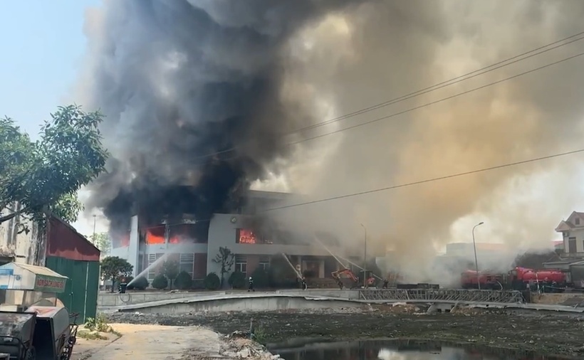 Đám cháy bùng phát, lan rộng xuống tầng 2 của tòa nhà. (Ảnh: Thanh niên)