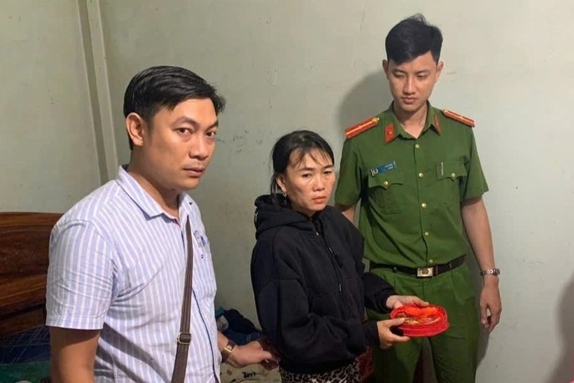 Đối tượng Trần Thị Tươi và tang vật vụ trộm. Ảnh: Dân trí