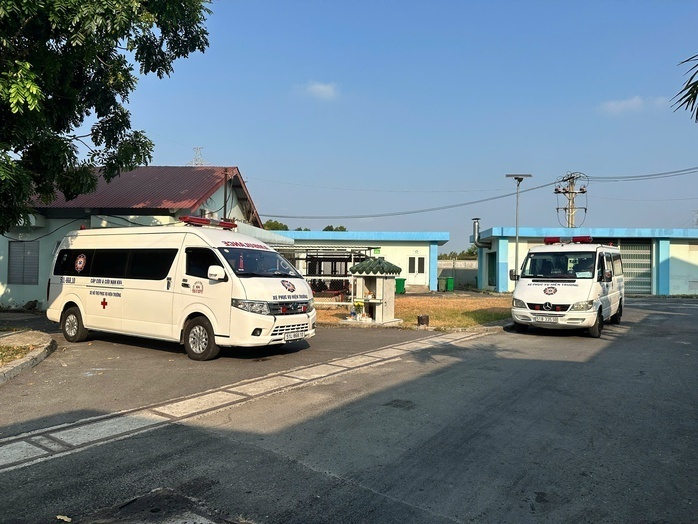 Nhiều xe cứu thương được điều động sáng 12/4. Ảnh: Người lao động