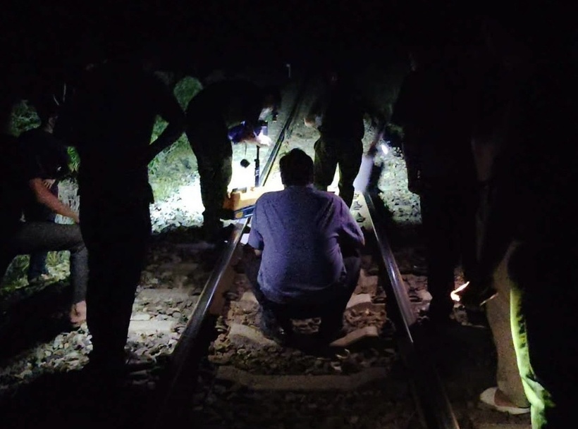 Lực lượng chức năng khám nghiệm hiện trường vụ người phụ nữ đi bộ trên đường sắt bị tàu hỏa tông tử vong. Ảnh: Lao động