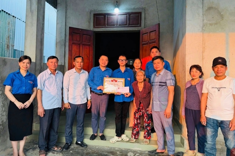 Đoàn phường Vinh Lộc tặng giấy khen và quà cho em Thành vì đã có hành động dũng cảm cứu người. Ảnh: Dân trí