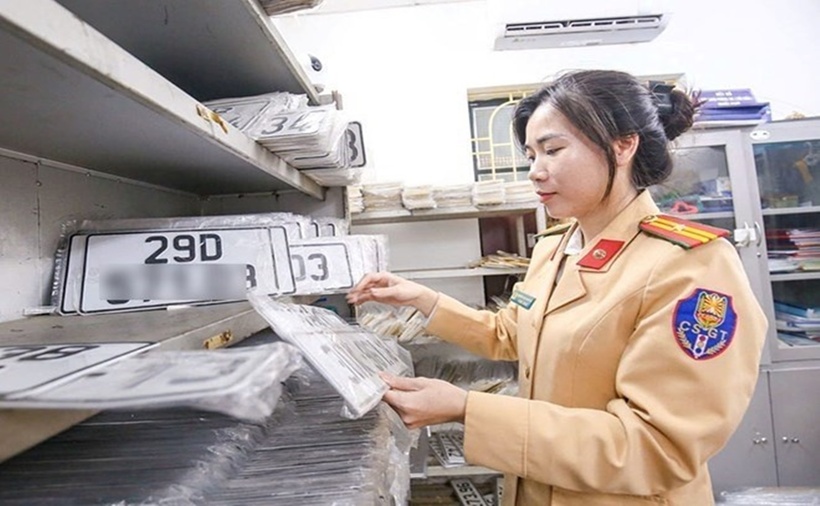 Theo Bộ Công an, việc không sang tên với xe máy sẽ bị phạt tiền theo quy định. (Ảnh: Lao động)