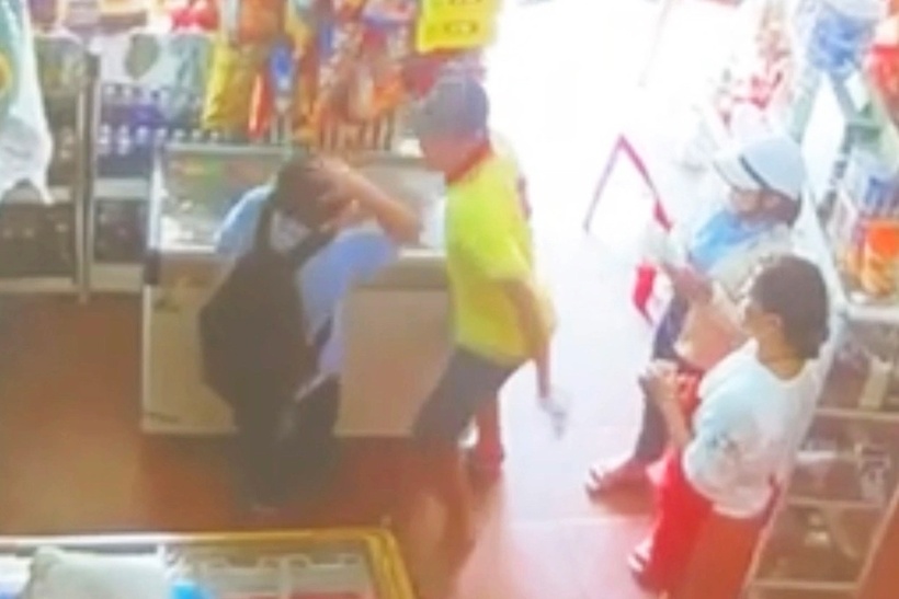 Chủ quầy tạp hóa tác động vật lý lên cơ thể nam sinh lớp 7. Ảnh: Dân trí