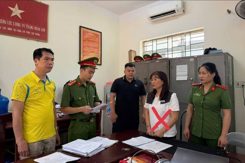 Cơ quan Công an tống đạt quyết định khởi tố, bắt tạm giam đối tượng lừa đảo