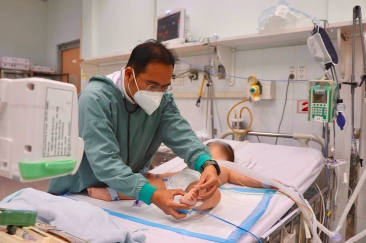 Bệnh nhi mắc tay chân miệng độ 4 điều trị tại Bệnh viện Nhi Đồng 2. Ảnh: VTC News