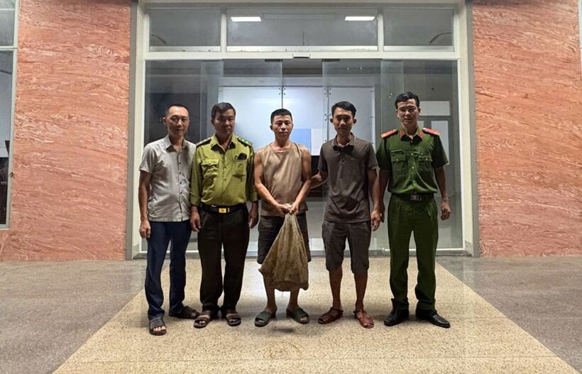 Người dân giao nộp 2 cá thể tê tê cho lực lượng chức năng. Ảnh: Lao động