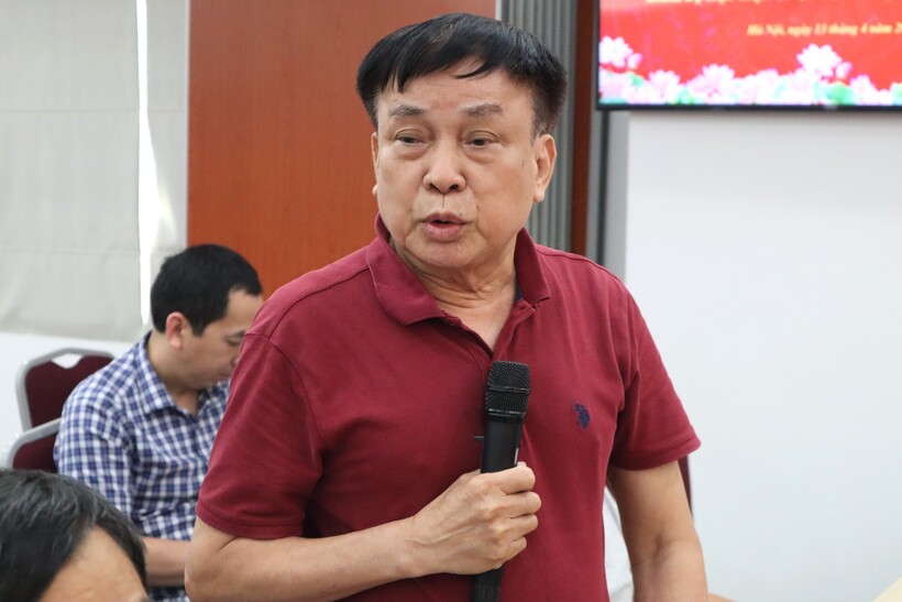 Các đại biểu trao đổi tại hội nghị.