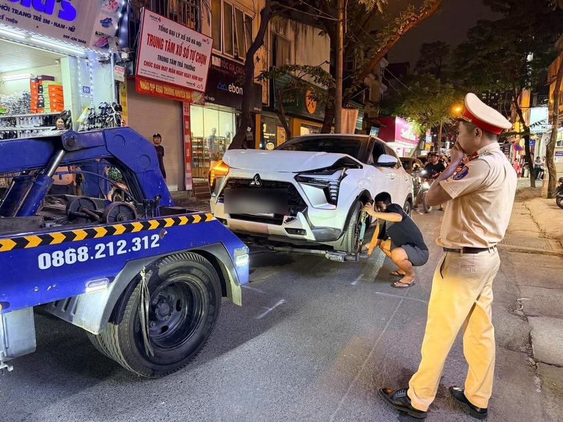 Các phương tiện bị hư hỏng sau vụ tai nạn, lực lượng chức năng có mặt xử lý tại hiện trường.