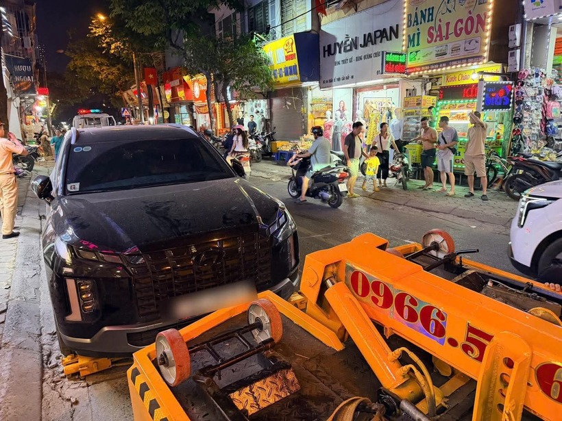 Phương tiện ô tô được di chuyển khỏi hiện trường để phục vụ công tác xử lý.