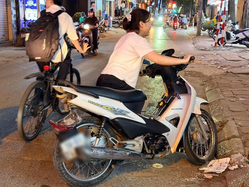 Xe máy bị hư hỏng sau vụ va chạm liên hoàn trên đường Doãn Kế Thiện.