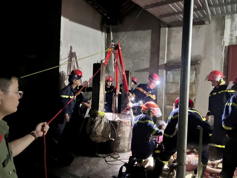 Lực lượng công an đưa thi thể cháu H từ dưới giếng lên. (Ảnh: VTC News)