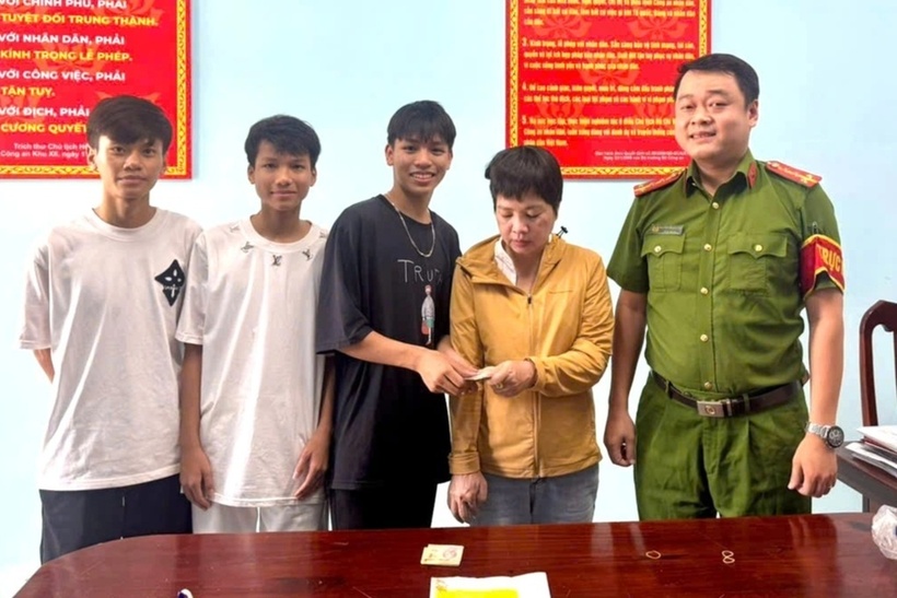 Bà Cao nhận lại tài sản bị thất lạc từ 3 học sinh. Ảnh: Dân trí