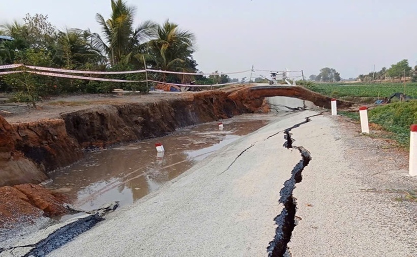 Tuyến đường dân sinh ở Tây Ninh bị sạt lở nghiêm trọng. (Ảnh: Thanh niên)