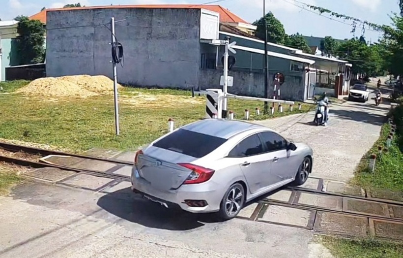 Công an Đà Nẵng phạt nguội 5 triệu đồng và tước bằng lái xe 2 tháng đối với nữ tài xế vượt rào chắn đường sắt. Ảnh: Lao động