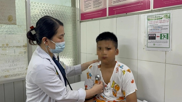 Học sinh ngộ độc thực phẩm tại Trường tiểu học Bình Quới Tây điều trị tại Bệnh viện Nhi đồng 2 (TP.HCM). Ảnh: Tuổi Trẻ Online