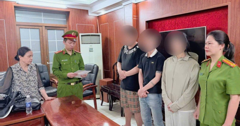 Lực lượng Công an thi hành lệnh bắt tạm giam các bị can về hành vi vận chuyển hàng cấm. (Ảnh: Công an Cao Bằng)