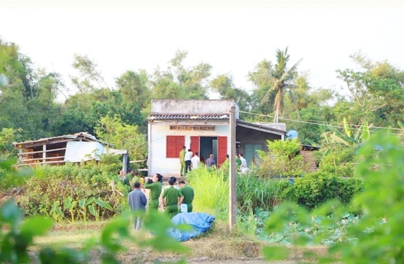 Công an khám nghiệm hiện trường. (Ảnh: Pháp luật TP.HCM)