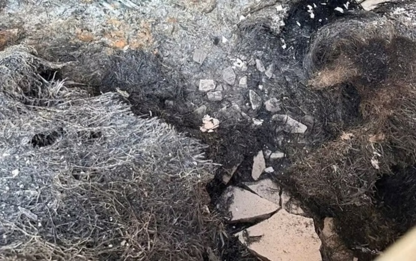 Lượng lớn tro rơm tại hiện trường căn phòng nơi phát hiện các nạn nhân. (Ảnh: Người lao động)