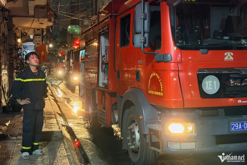 Xe chữa cháy được điều động vào hiện trường trong đêm. Ảnh: VietNamnet