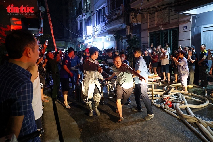 Nạn nhân được đưa ra ngoài an toàn và sơ cứu ngay tại hiện trường. Ảnh: Báo Tin tức & Dân tộc