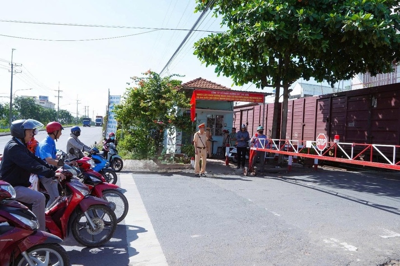 Người điều khiển phương tiện phải dừng trước vạch khi có tín hiệu tàu hỏa đi qua. (Ảnh: Thanh niên)