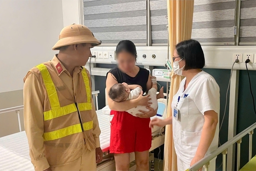 Cháu bé được các bác sĩ cấp cứu, sức khỏe đã ổn định.