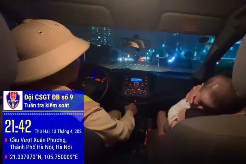 CSGT sử dụng xe tuần tra đưa cháu bé 7 tháng tuổi đi cấp cứu.