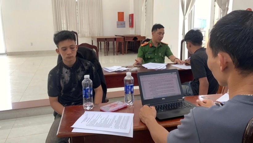 Công an lấy lời khai hai nghi phạm trộm ô tô. (Ảnh: PLO)