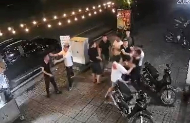 Nam thanh niên bị nhóm người hành hung. Ảnh: Lao động