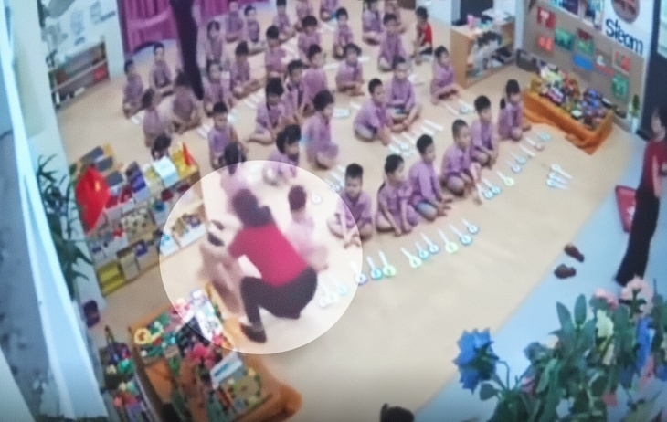 Hình ảnh ghi lại cô giáo bị nghi có hành động "tác động" vào đầu bé trai 4 tuổi. Ảnh: Tuổi trẻ