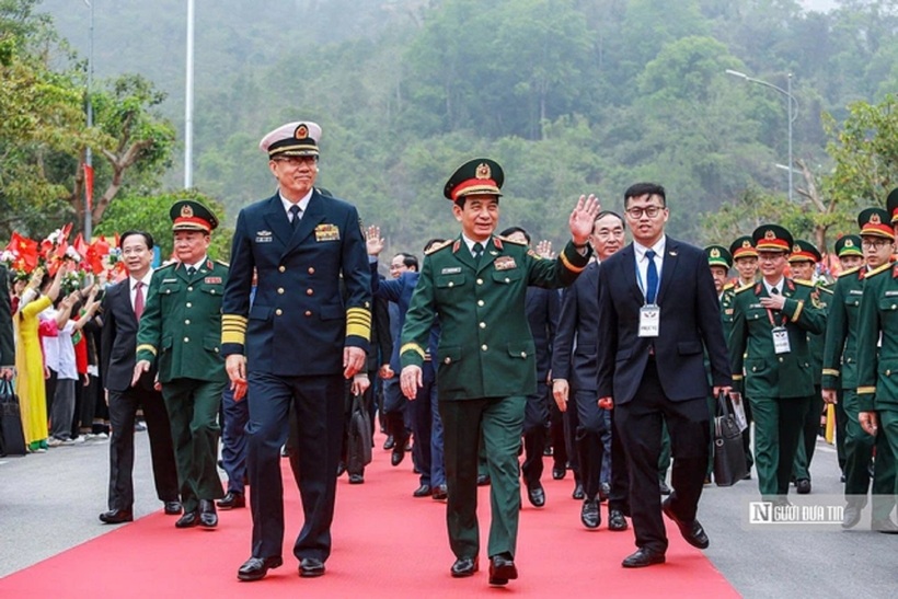 Giao lưu hữu nghị quốc phòng biên giới Việt Nam-Trung Quốc là hoạt động đối ngoại quốc phòng quan trọng, được tổ chức thường niên tại các tỉnh biên giới của Việt Nam và Trung Quốc, ngày càng phát triển cả về chiều rộng và chiều sâu, với những nội dung phong phú và nhiều hoạt động thiết thực, ý nghĩa.