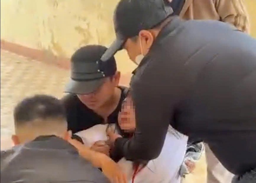 Nữ sinh bị đánh được người nhà đưa đến bệnh viện. Ảnh: Dân trí