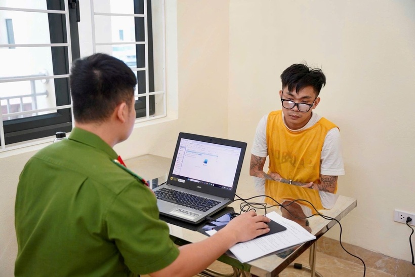 Lực lượng Công an lấy lời khai đối tượng trong tổ chức lừa đảo. (Ảnh: Công an tỉnh Điện Biên)