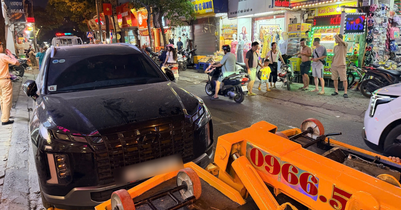 Các phương tiện liên quan được di chuyển, bảo đảm giao thông trên tuyến. (Ảnh: Công an Hà Nội)